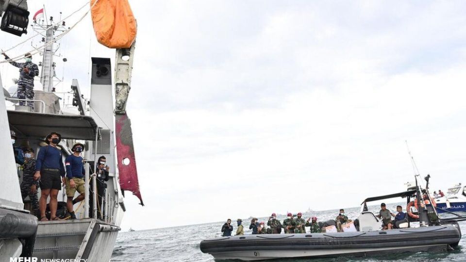 جمع آوری لاشه هواپیمای مسافربری اندونزی از دریا