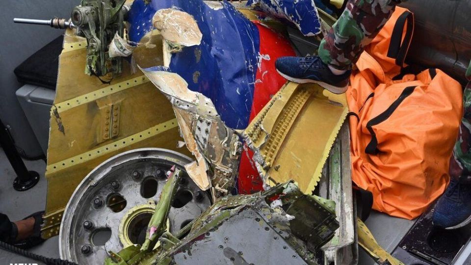 جمع آوری لاشه هواپیمای مسافربری اندونزی از دریا