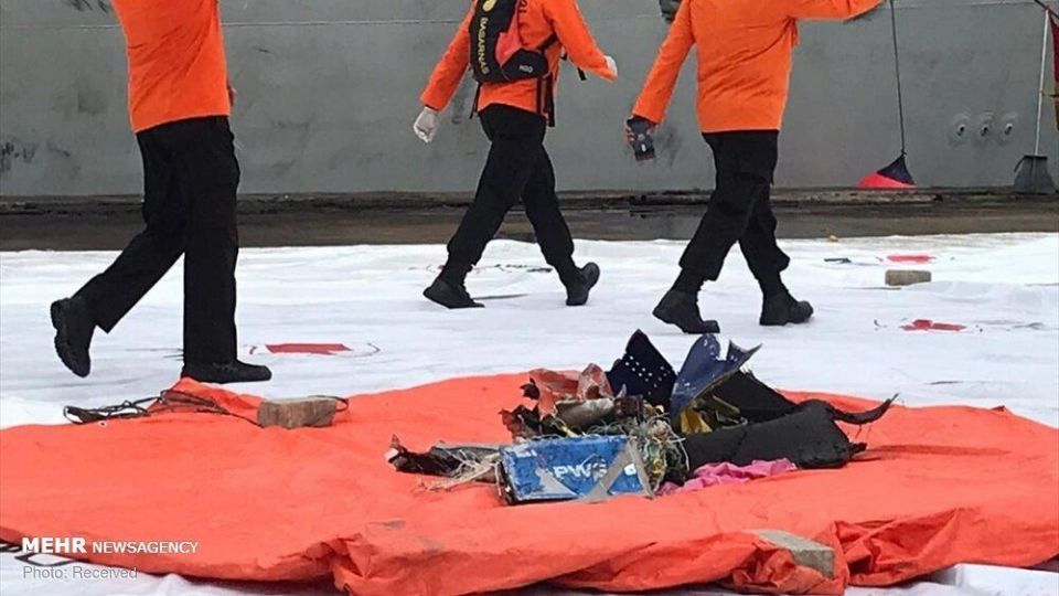 جمع آوری لاشه هواپیمای مسافربری اندونزی از دریا