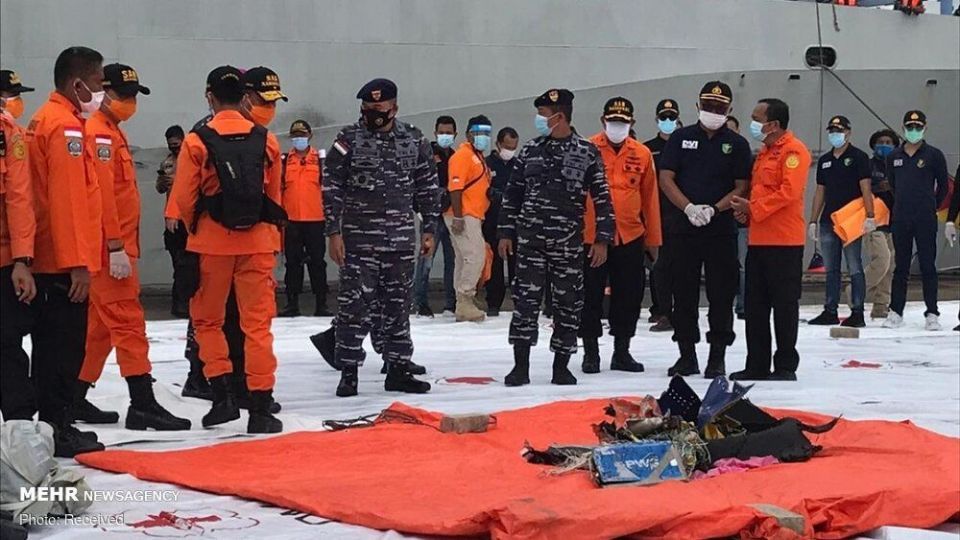 جمع آوری لاشه هواپیمای مسافربری اندونزی از دریا