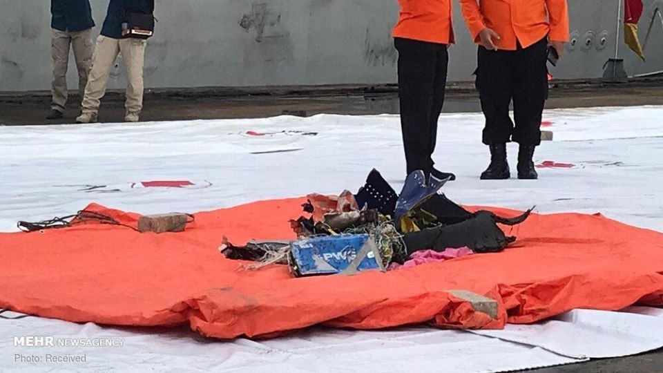 جمع آوری لاشه هواپیمای مسافربری اندونزی از دریا