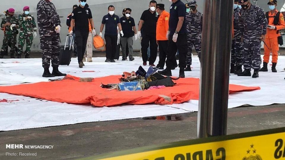 جمع آوری لاشه هواپیمای مسافربری اندونزی از دریا