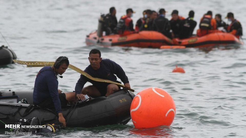 جمع آوری لاشه هواپیمای مسافربری اندونزی از دریا