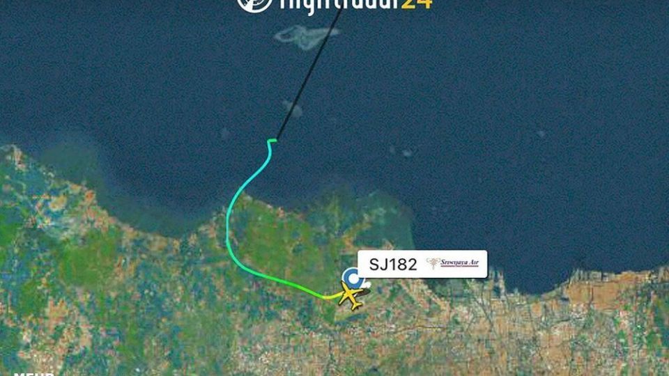 جمع آوری لاشه هواپیمای مسافربری اندونزی از دریا