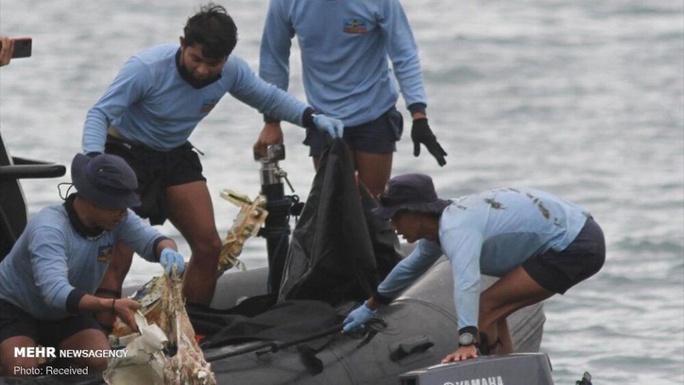 جمع آوری لاشه هواپیمای مسافربری اندونزی از دریا