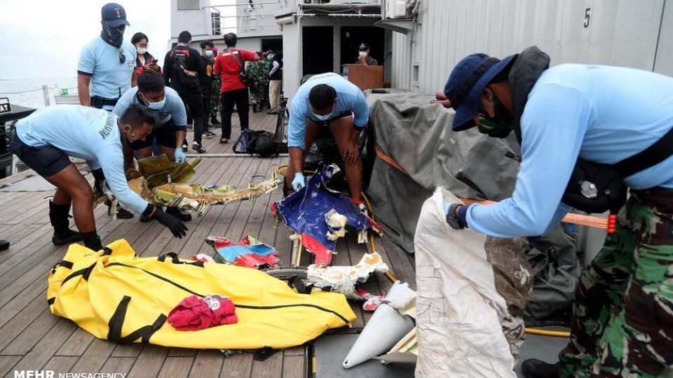 جمع آوری لاشه هواپیمای مسافربری اندونزی از دریا