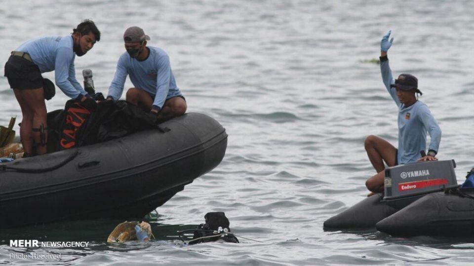 جمع آوری لاشه هواپیمای مسافربری اندونزی از دریا