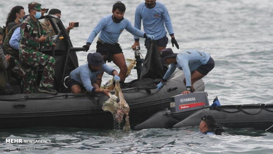 جمع آوری لاشه هواپیمای مسافربری اندونزی از دریا