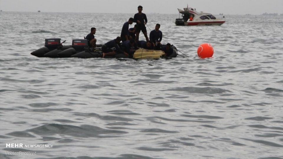 جمع آوری لاشه هواپیمای مسافربری اندونزی از دریا
