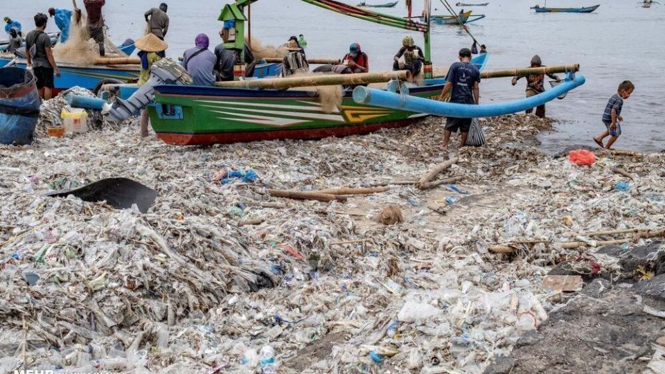 ماهیگیری در میان انبوه زباله‌ در ساحل منطقه توریستی بالی