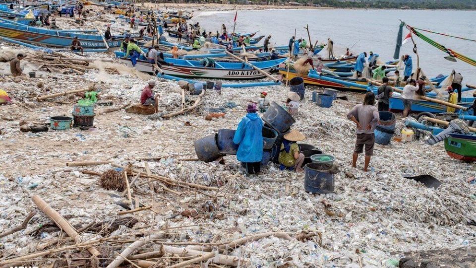 ماهیگیری در میان انبوه زباله‌ در ساحل منطقه توریستی بالی