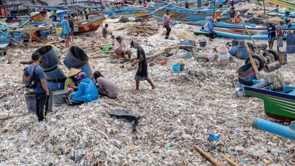 ماهیگیری در میان انبوه زباله‌ در ساحل منطقه توریستی بالی