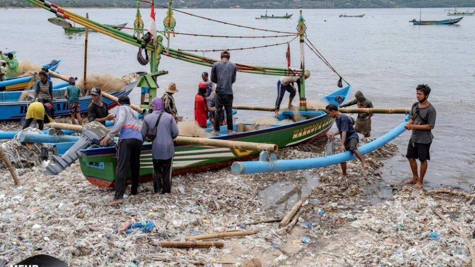 ماهیگیری در میان انبوه زباله‌ در ساحل منطقه توریستی بالی
