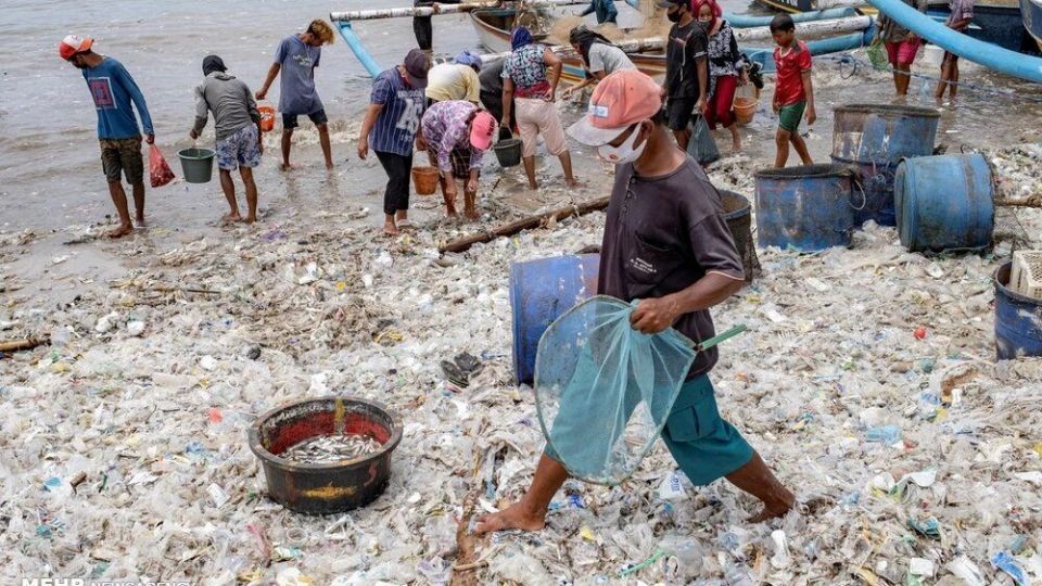 ماهیگیری در میان انبوه زباله‌ در ساحل منطقه توریستی بالی