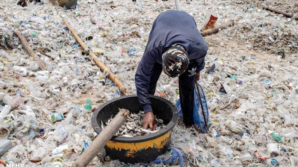 ماهیگیری در میان انبوه زباله‌ در ساحل منطقه توریستی بالی