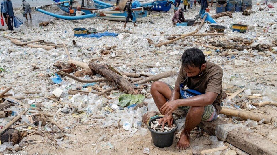 ماهیگیری در میان انبوه زباله‌ در ساحل منطقه توریستی بالی