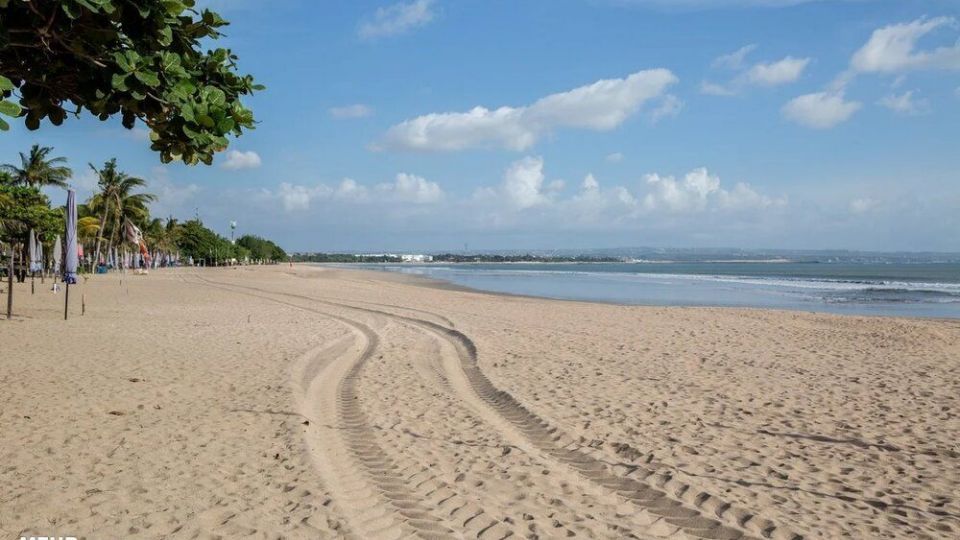 ماهیگیری در میان انبوه زباله‌ در ساحل منطقه توریستی بالی