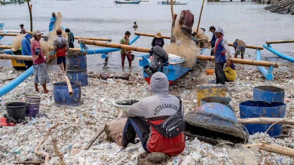 ماهیگیری در میان انبوه زباله‌ در ساحل منطقه توریستی بالی