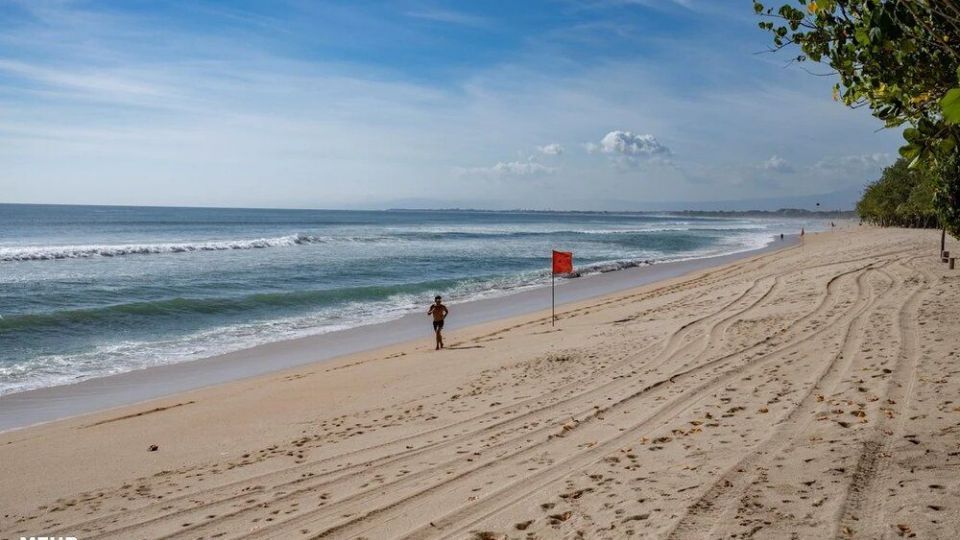 ماهیگیری در میان انبوه زباله‌ در ساحل منطقه توریستی بالی