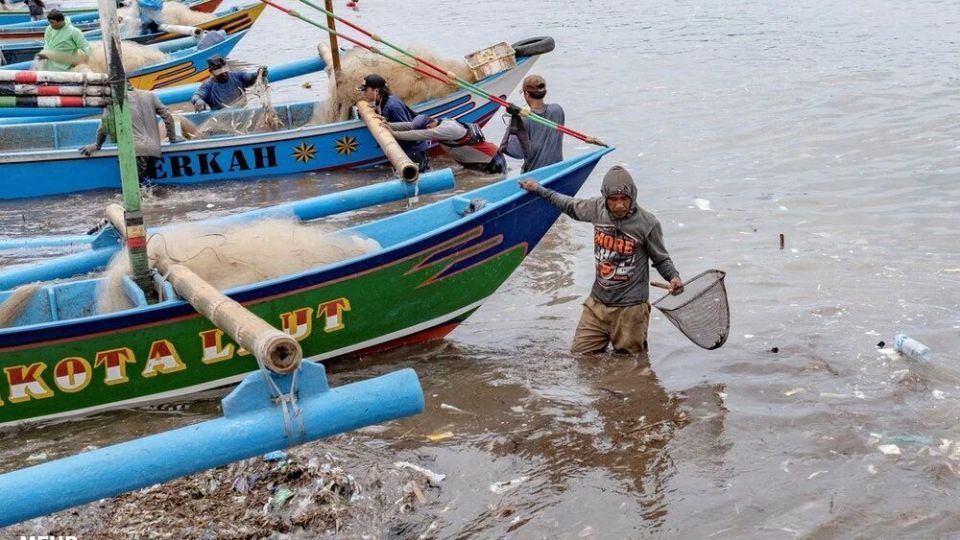 ماهیگیری در میان انبوه زباله‌ در ساحل منطقه توریستی بالی
