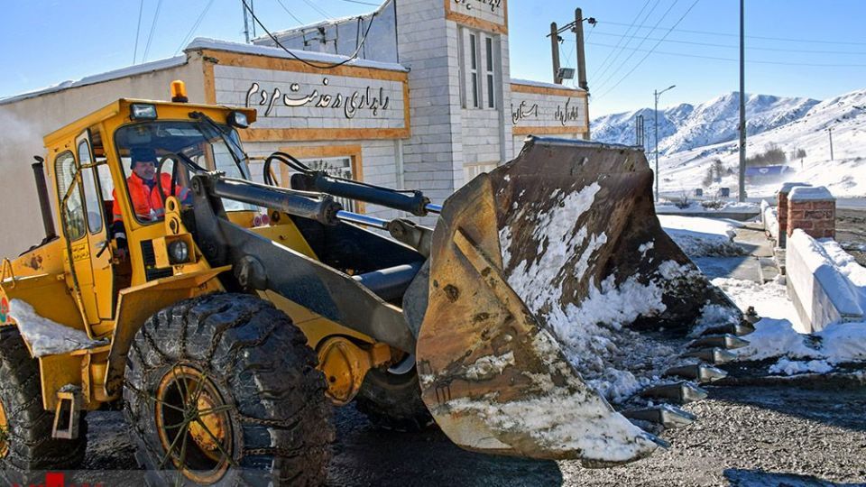 بازگشایی راه‌های روستایی و برف گیر آستارا
