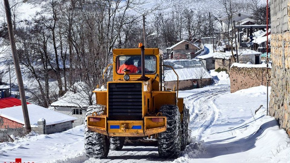 بازگشایی راه‌های روستایی و برف گیر آستارا
