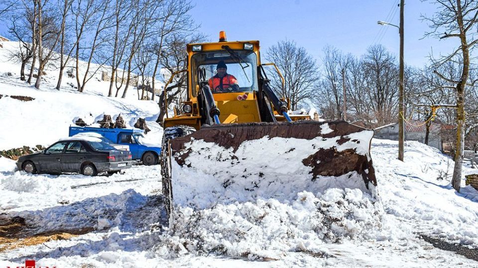 بازگشایی راه‌های روستایی و برف گیر آستارا