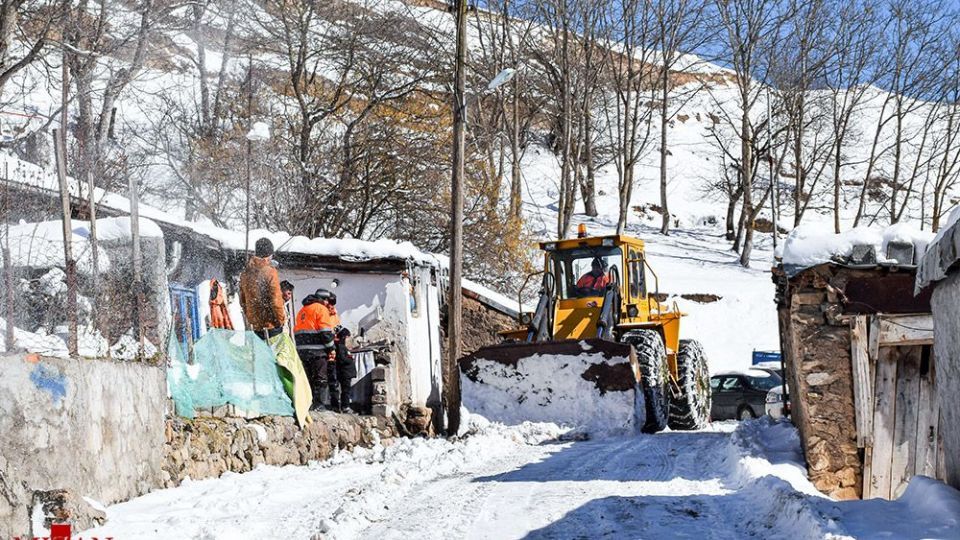 بازگشایی راه‌های روستایی و برف گیر آستارا