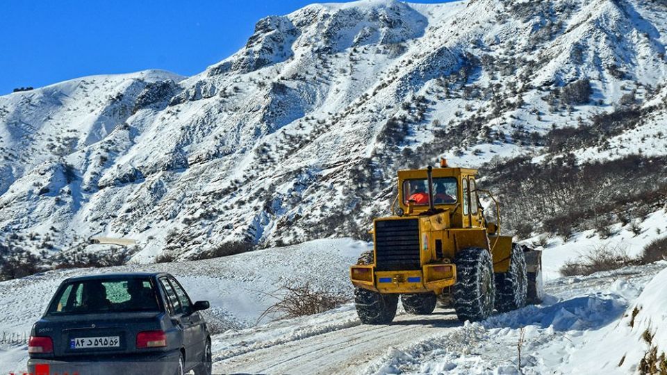 بازگشایی راه‌های روستایی و برف گیر آستارا