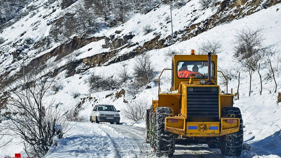 بازگشایی راه‌های روستایی و برف گیر آستارا