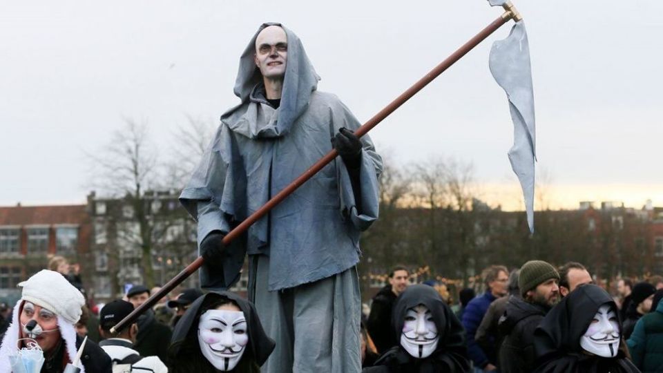 درگیری پلیس هلند و معترضان به محدودیت‌های کرونایی