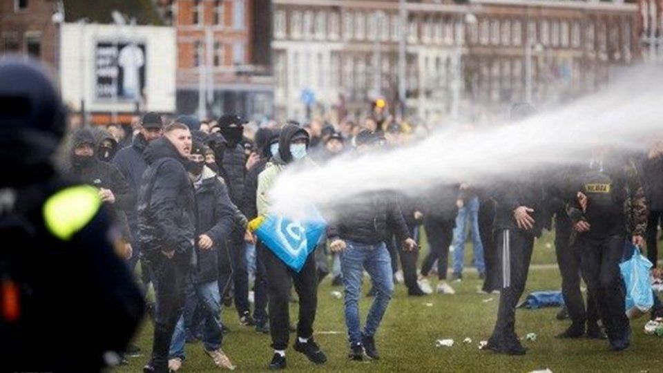 درگیری پلیس هلند و معترضان به محدودیت‌های کرونایی