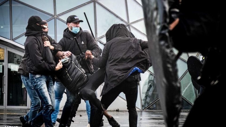 درگیری پلیس هلند و معترضان به محدودیت‌های کرونایی