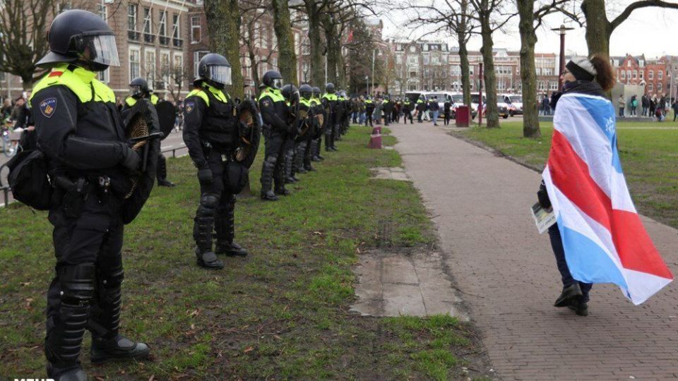 درگیری پلیس هلند و معترضان به محدودیت‌های کرونایی