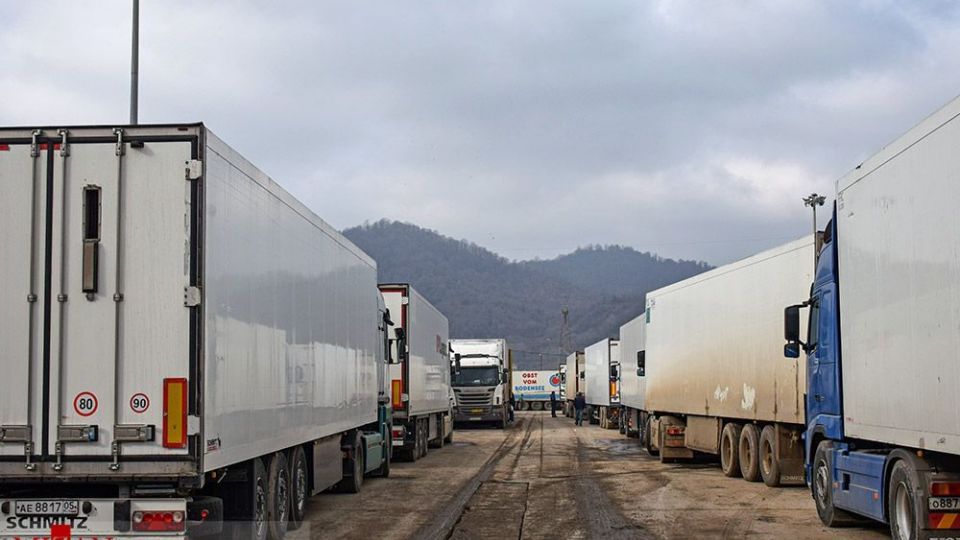 ترافیک کامیون های ترانزیتی خارجی در گذرگاه مرزی آستارا