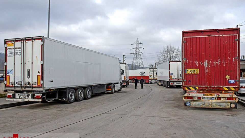 ترافیک کامیون های ترانزیتی خارجی در گذرگاه مرزی آستارا