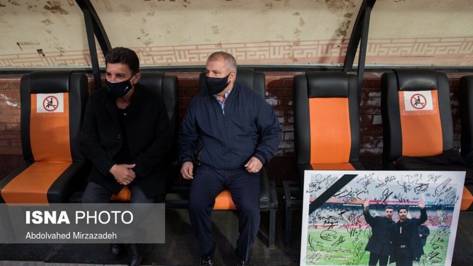 دیدار تیم‌های منتخب ۹۸ و سرخ آبی یادبود میناوند و انصاریان