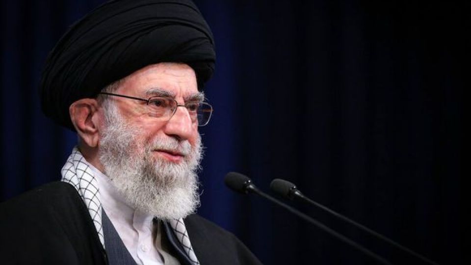 تصویری از رهبر انقلاب در کنار پدرشان