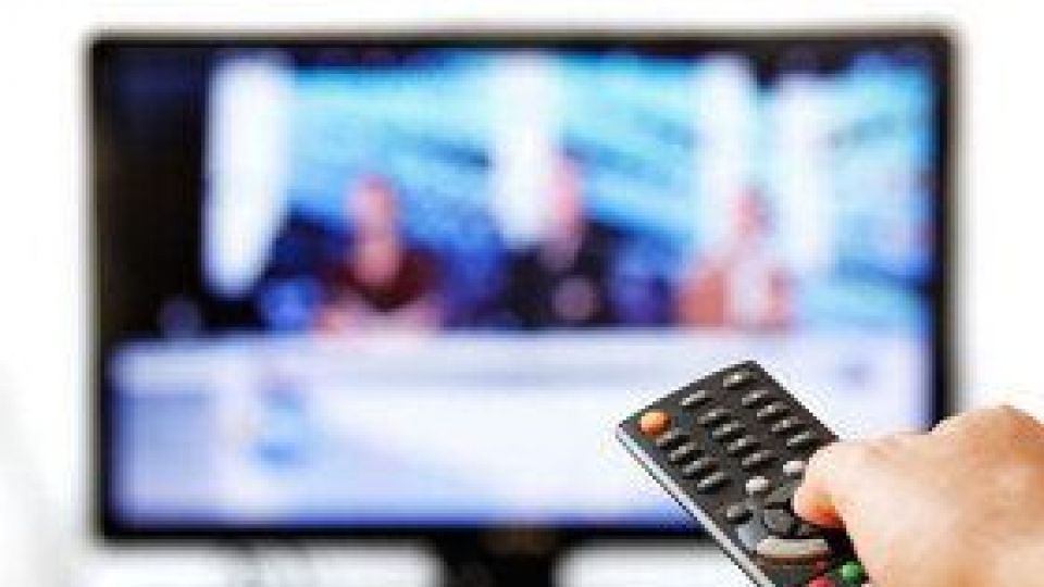 اخراج گوینده خبر به دلیل آرایش کردن روی آنتن زنده