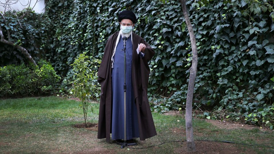 کاشت نهال توسط رهبر انقلاب در هفته منابع طبیعی