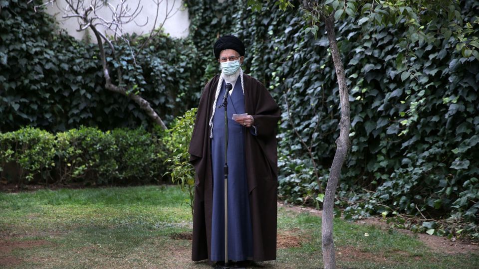 کاشت نهال توسط رهبر انقلاب در هفته منابع طبیعی