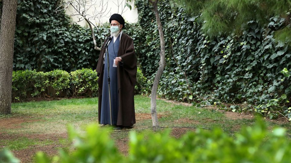کاشت نهال توسط رهبر انقلاب در هفته منابع طبیعی