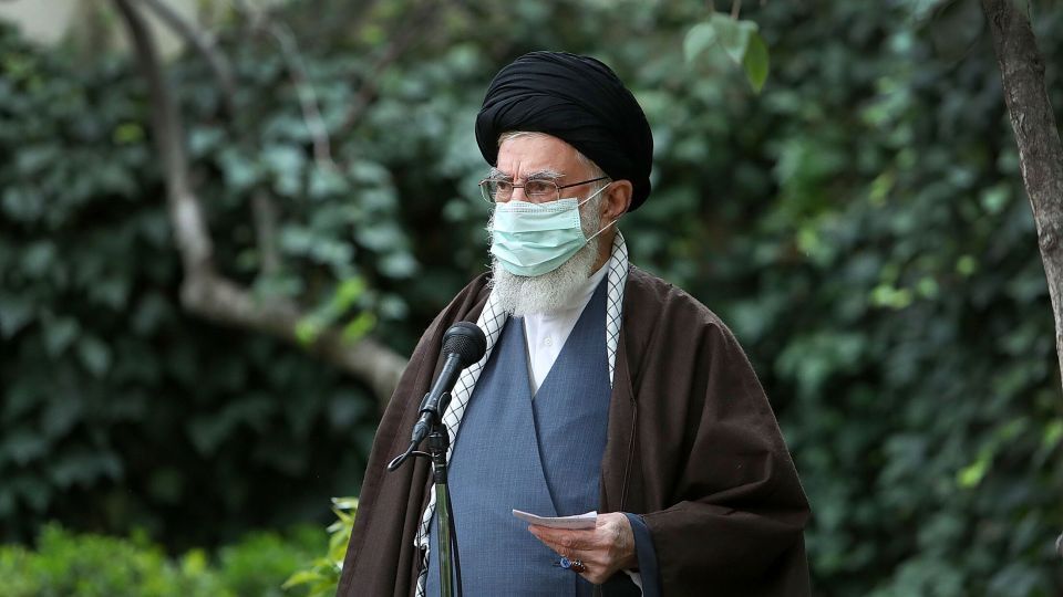 کاشت نهال توسط رهبر انقلاب در هفته منابع طبیعی