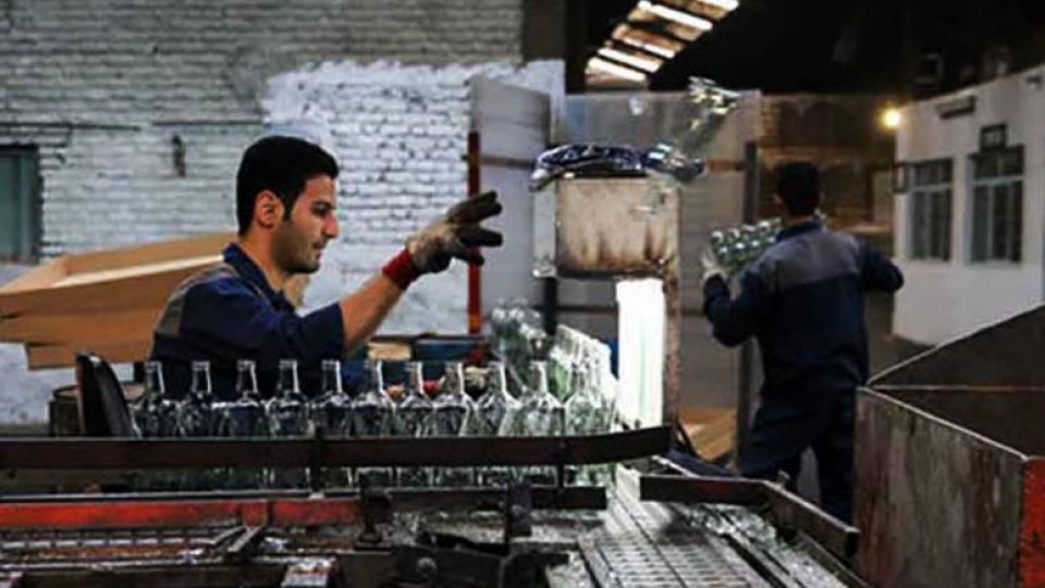 دستمزد دلاری کارگران نصف شد