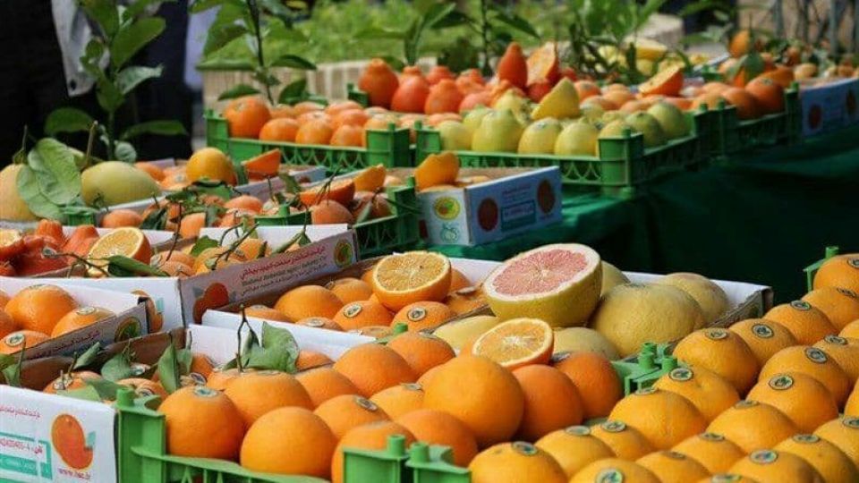 توزیع میوه شب عید جلوی درب مساجد