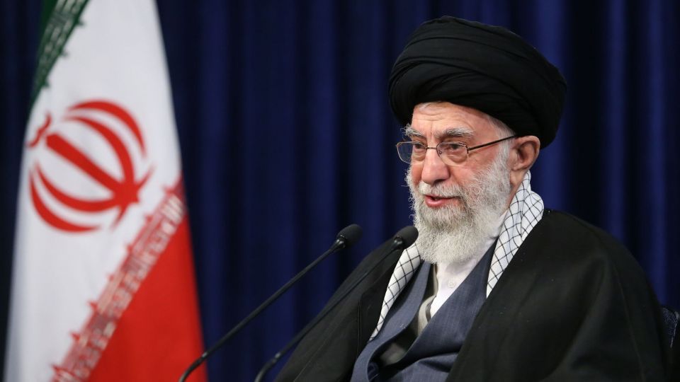 رهبر انقلاب: ارتش در صحنه و آماده انجام مأموریت است/ آمادگی‌ها را تا سر حد نیاز افزایش دهید