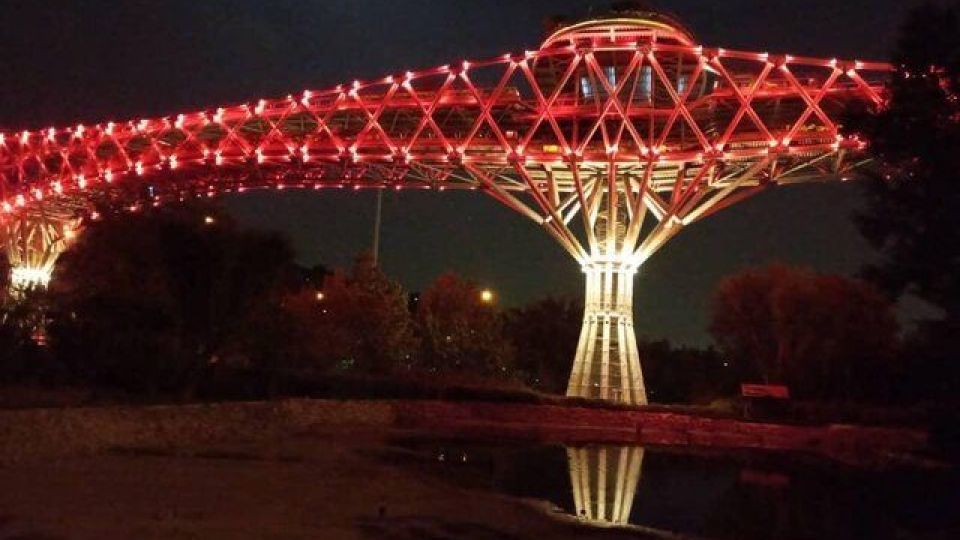 پل طبیعت قرمز شد