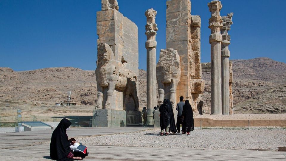 تیشه بی فرهنگی بر ریشه تاریخ - تخت جمشید