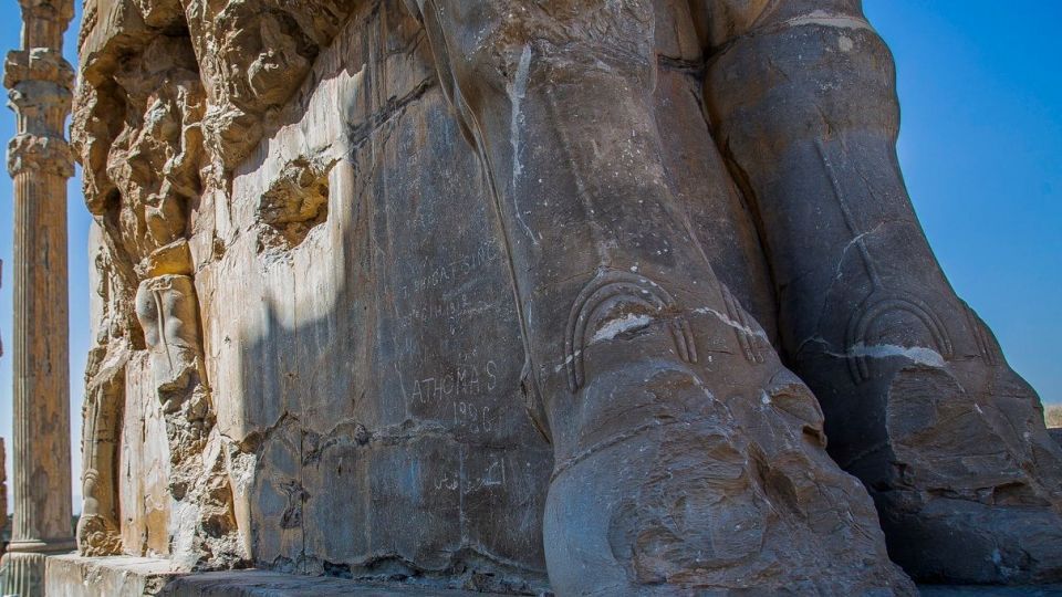 تیشه بی فرهنگی بر ریشه تاریخ - تخت جمشید