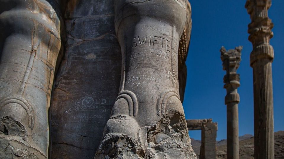 تیشه بی فرهنگی بر ریشه تاریخ - تخت جمشید